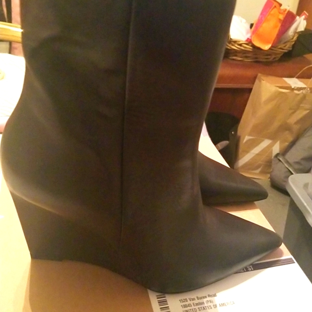Zara wedge leather ankle boots size 9 Brand new! Beautiful wedge boot Fall 2021